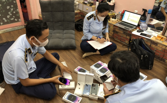 QLTT Thành phố Hồ Chí Minh phát hiện 42 điện thoại iPhone 14 nhập lậu