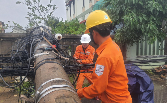 Công ty Điện lực Quảng Trị khẩn trương cấp điện trở lại sau bão Noru