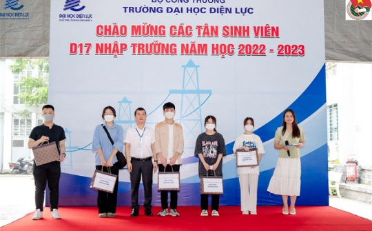 Tân sinh viên Đại học điện lực, khóa D17 háo hức ngày đầu nhập học