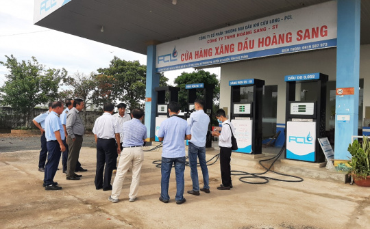 UBND tỉnh Sóc Trăng cùng với Cục QLTT khảo sát thực tế tại các cửa hàng xăng dầu
