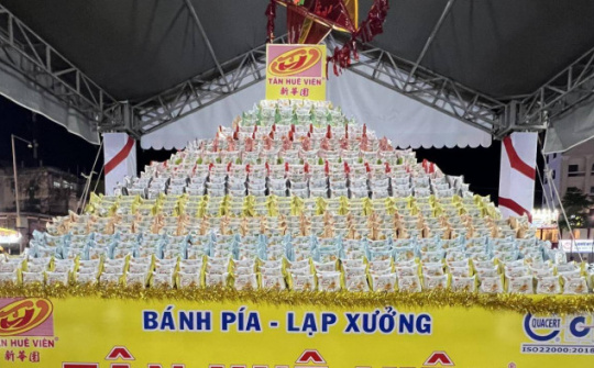 Độc đáo “Tháp bánh kim sa” tại Ngày hội bánh Pía Sóc Trăng