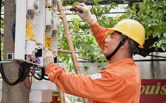 EVNHANOI lắp đặt 100% công tơ điện tử cho khách hàng