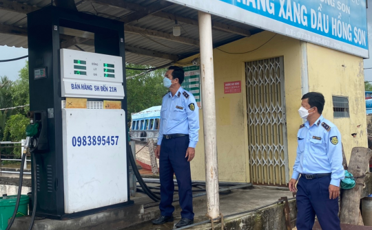 Tiếp nhận thông tin cửa hàng xăng dầu có dấu hiệu găm hàng, QLTT Tiền Giang nhanh chóng vào cuộc kiểm tra