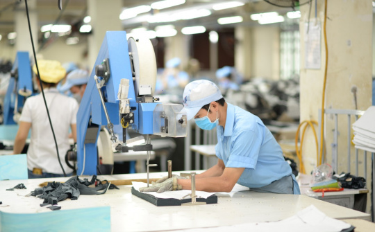 Lao động ngành dịch vụ tăng mạnh