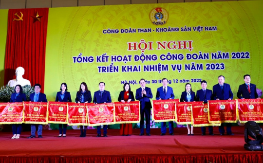 Công đoàn Than Thống Nhất nhận cờ đơn vị xuất sắc chuyên đề chăm lo đời sống