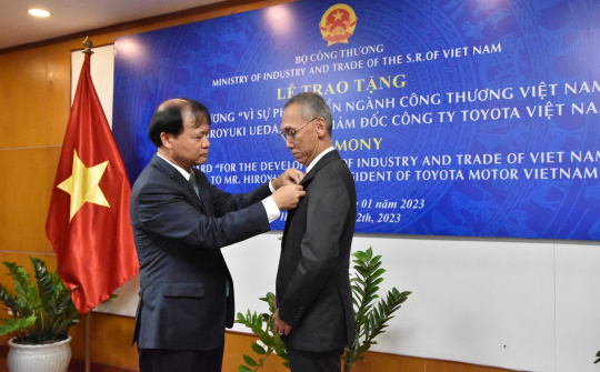 Bộ Công Thương trao tặng Kỷ niệm chương cho Tổng giám đốc Công ty Ô tô Toyota Việt Nam