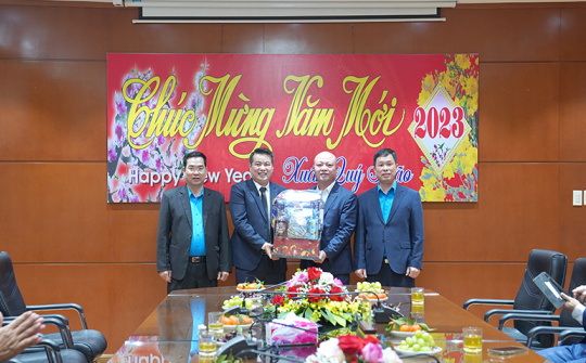 VINACHEM: Mang Tết sớm đến với người lao động Công ty Ắc quy Tia Sáng và DAP - Vinachem