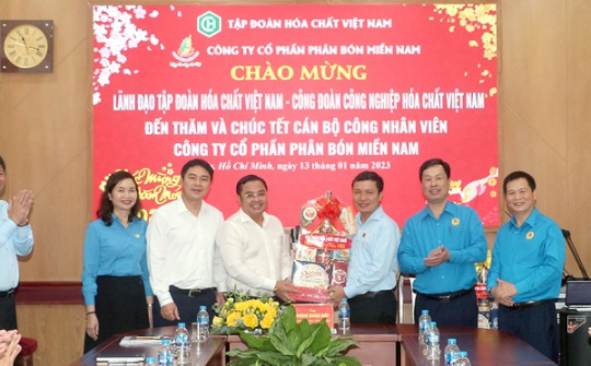 Tổng giám đốc VINACHEM thăm, chúc Tết, tặng quà Người lao động khu vực phía Nam