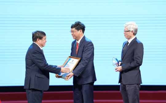 EVNHCMC được vinh danh là Doanh nghiệp vì sự nghiệp phát triển năng lượng Việt Nam bền vững