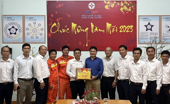 Truyền tải điện 3 vừa đảm bảo quản lý vận hành lưới điện, vừa tổ chức các hoạt động vui Xuân - đón Tết