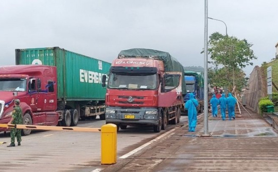 Hơn 2.000 tấn hàng XNK qua Cửa khẩu Móng Cái trong ngày đầu năm mới