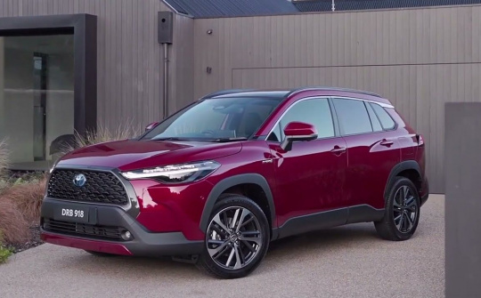 Đánh giá Toyota Corolla Cross Atmos Hybrid AWD 2023