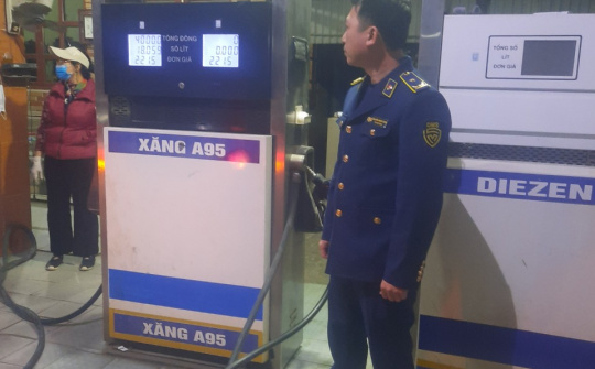QLTT Hà Nội: Phát hiện, xử lý 1 cơ sở kinh doanh xăng dầu niêm yết giá bán lẻ không đúng giá quy định