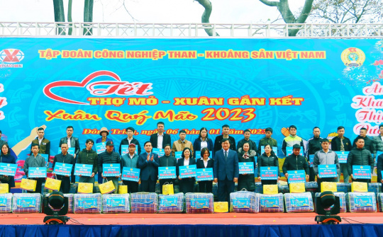Tết sớm đến với thợ mỏ
