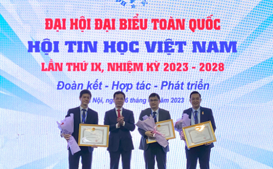 Máy tính Thánh Gióng nhận Bằng khen của Bộ Thông tin và Truyền thông