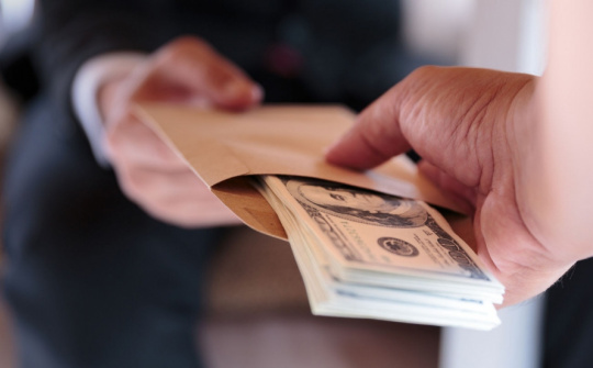 Áp dụng hình phạt đối với tội nhận hối lộ theo quy định của Bộ luật Hình sự