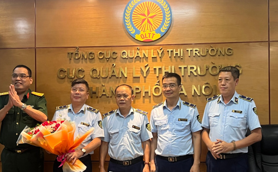 Khen thưởng đột xuất các đội quản lý thị trường đã phát hiện số lượng lớn pháo hoa có dấu hiệu giả mạo