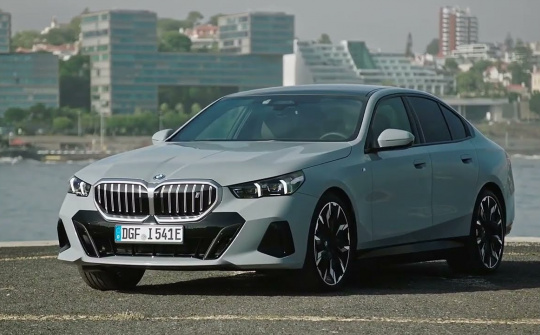 BMW i5 eDrive40 2024: Mẫu xe điện trong dòng BMW 5 Series đầu tiên trong lịch sử