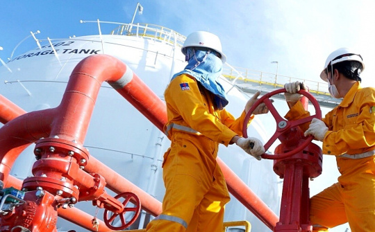 Giá dầu thô lại vượt 90 USD/thùng, loạt cổ phiếu dầu khí hưởng lợi lớn