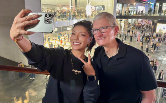 CEO Apple Tim Cook bất ngờ xuất hiện tại Trung Quốc