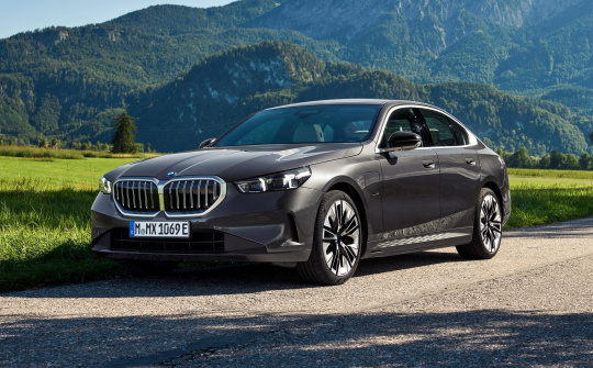 BMW 5 Series 2024 được bổ sung phiên bản plug-in hybrid