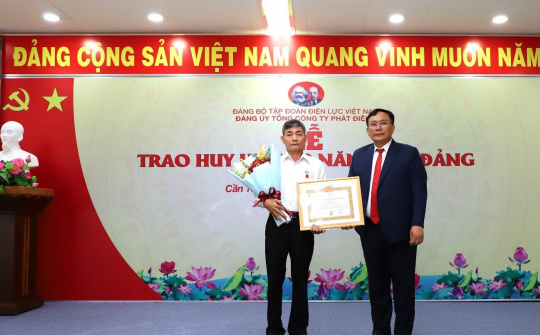 Đảng bộ EVNGENCO2: Trao huy hiệu 30 và 40 năm tuổi Đảng cho 2 Đảng viên