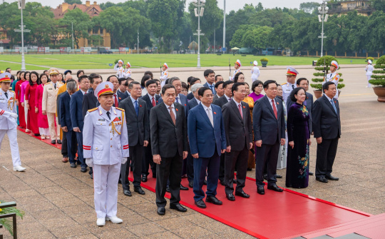 Lãnh đạo Đảng, Nhà nước và các đại biểu Quốc hội vào lăng viếng Chủ tịch Hồ Chí Minh trước khai mạc Kỳ họp thứ 6