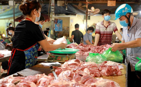 Giá heo hơi hôm nay 25/10: Tiếp tục tăng, tiêu thụ tại các chợ nhộn nhịp hơn