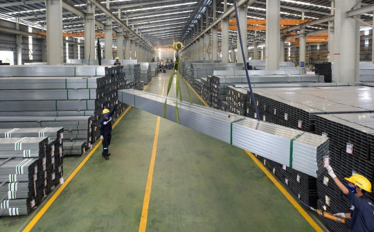 Giá thép hôm nay 26/10: Hòa Phát cán mốc 8 triệu tấn thép HRC sau 3 năm