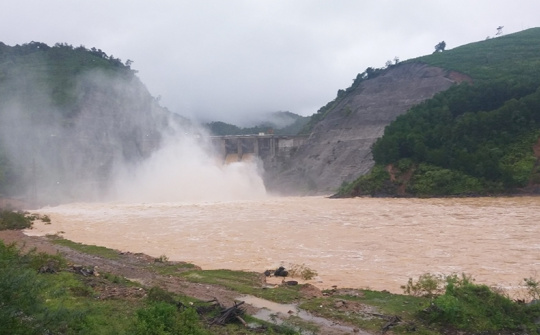 Mực nước hồ thủy điện ngày 30/10: Nước từ thượng nguồn đổ về nhanh, thủy điện Hố Hô xả tràn hơn 1.700 m3/s