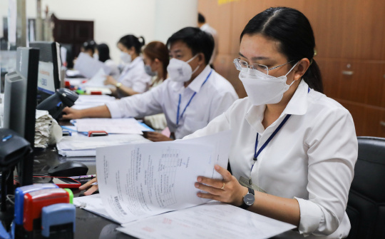 Công chức không được mặc quần bò, thắp hương tại công sở