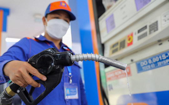 Giá dầu thô dự kiến neo cao, doanh nghiệp dầu khí niêm yết nào sẽ hưởng lợi nhất?