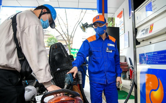 Giá xăng dầu hôm nay 01/11/2023: Xăng và dầu diễn biến trái chiều
