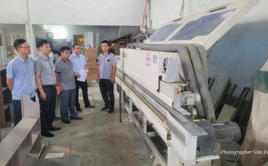 Ứng dụng máy móc thiết bị tiên tiến trong sản xuất đồ gỗ nội thất