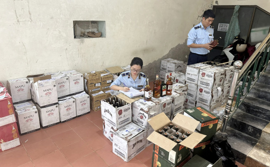 Cục QLTT tỉnh Quảng Bình thu giữ hơn 900 chai rượu nhập lậu