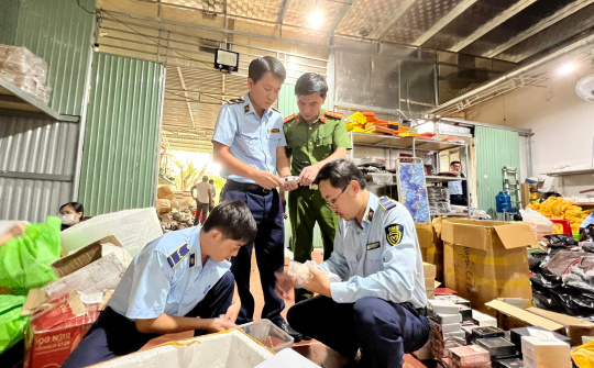 Đang livestream chốt đơn bán hàng giả mạo nhãn hiệu nổi tiếng trên Facebook thì bị bắt quả tang