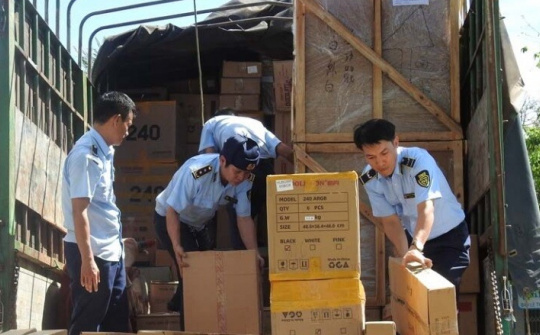 Ngăn chặn hàng trăm kiện hàng nghi nhập lậu vận chuyển qua địa bàn Kon Tum