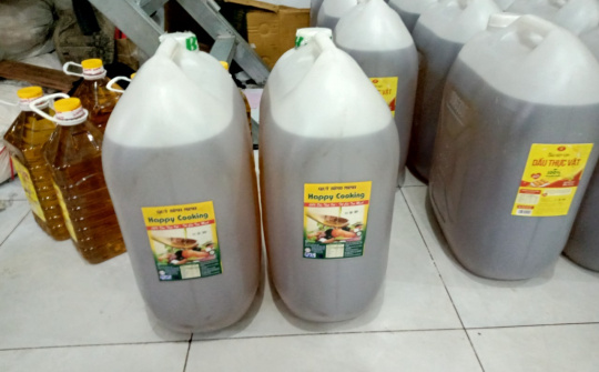 An Giang: Phát hiện cơ sở sản xuất dầu thực vật vi phạm quy định ghi nhãn hàng hóa