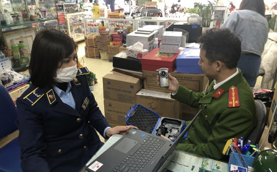 Phát hiện 2 cửa hàng bán thiết bị đo nồng độ cồn không rõ nguồn gốc xuất xứ