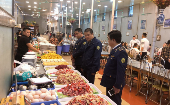 QLTT Hà Nội: Kiểm tra, giám sát an toàn thực phẩm tại lễ hội chùa Hương