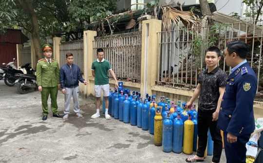 Quản lý thị trường Hà Nội: Phát hiện và tạm giữ hàng chục bình khí cười tại một chung cư