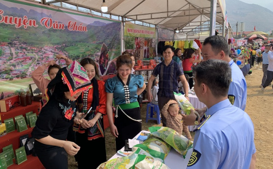 Tăng cường kiểm tra, kiểm soát thị trường dịp Ngày hội hoa Sơn Tra 2023