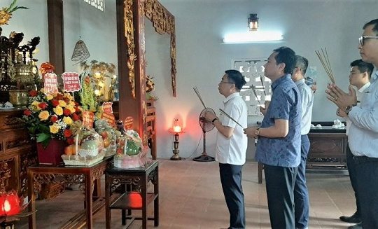 Lãnh đạo Vinatex dâng hương kỷ niệm ngày Truyền thống