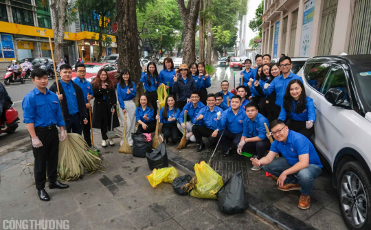 Đoàn viên 4 cơ sở Đoàn ra quân dọn dẹp vệ sinh tại trụ sở Bộ Công Thương