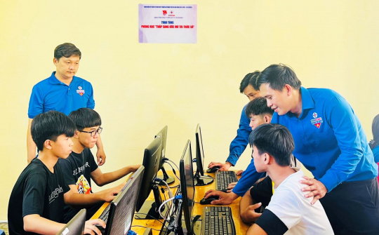 EVNHCMC trao tặng phòng học "Thắp sáng ước mơ tri thức số"