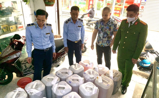 Hà Nội: Phát hiện và thu giữ hơn 500 lít rượu màu thủ công không rõ nguồn gốc