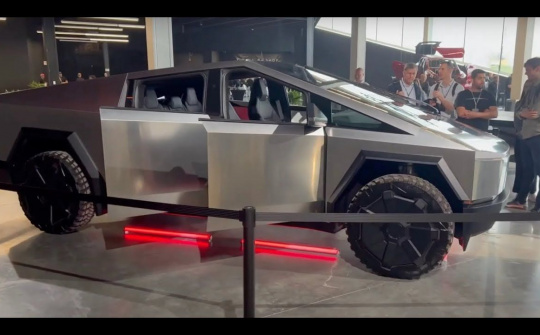 Ngắm xe bán tải điện Tesla Cybertruck "bằng xương bằng thịt"