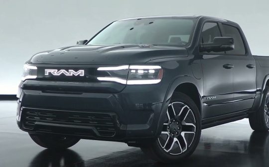 Ram 1500 REV 2024: Mạnh 650 mã lực, đi được 805 km nhờ bộ pin khổng lồ