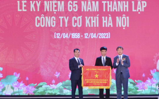 Công ty TNHH MTV Cơ khí Hà Nội đón nhận Cờ thi đua của Bộ Công Thương