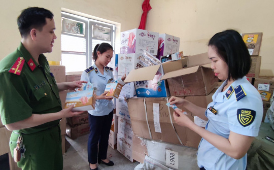 Lào Cai: "Chặn đứng" lượng lớn thực phẩm không rõ nguồn gốc trước khi bị đăng bán trên mạng